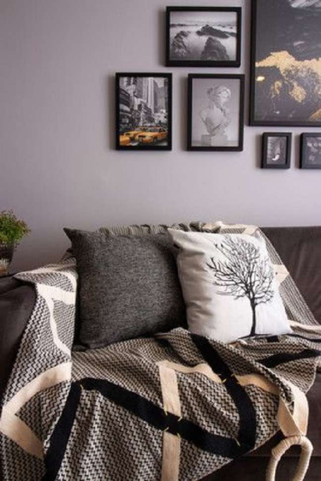 41. Sofá com manta cinza e branco – Foto A2E Arquitetura