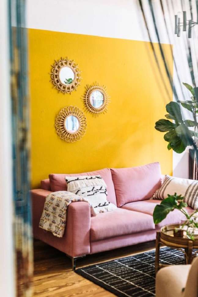 59. Sofá com manta para sala rosa e amarelo – Foto Journelles