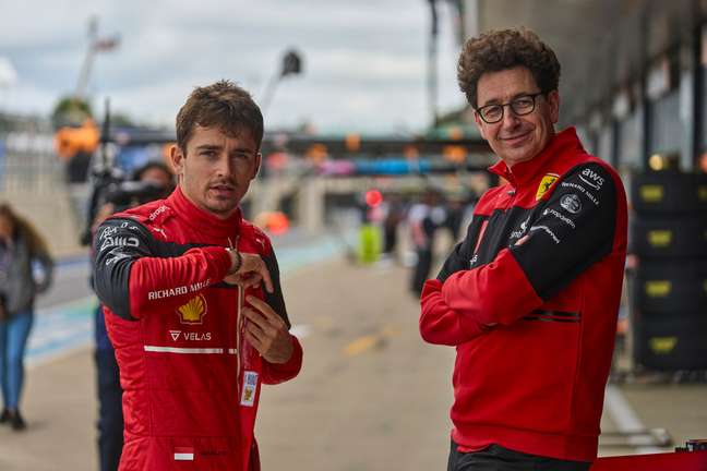 Leclerc e Binotto; mais uma vez, a Ferrari pisca no momento decisivo