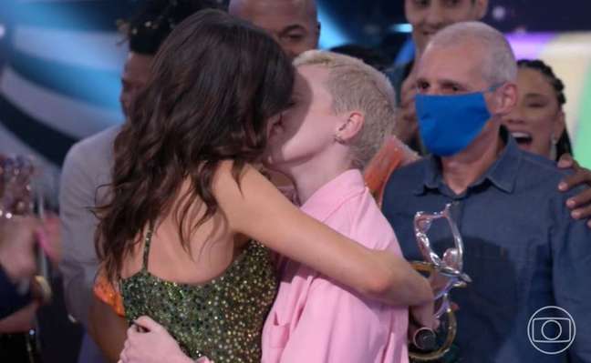Vitória Strada beijou a namorada ao vivo no 'Domingão com Huck'