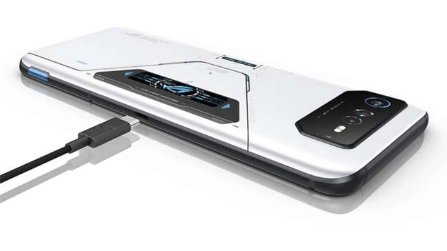 Asus ROG Phone 6 Pro conta com porta USB-C na lateral 