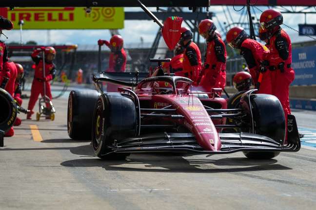 Charles Leclerc foi novamente atrapalhado pela Ferrari 