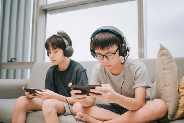 Los teléfonos inteligentes y las tabletas pueden ayudar a calmar a los niños en edad preescolar a corto plazo, pero pueden reducir las posibilidades de que practiquen habilidades de afrontamiento emocional.