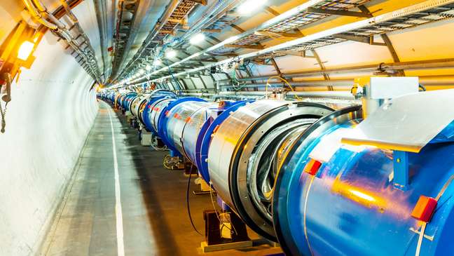 Grande Colisor de Hádrons, um loop de eletroímãs de 27 km que acelera partículas perto da velocidade da luz