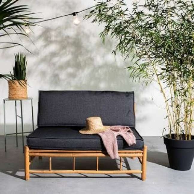 43. Sofá de bambu com estofado escuro. Fonte: vtwonen