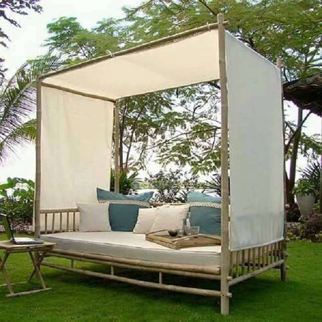 10. A cobertura minimiza a luz natural para quem senta no sofá de bambu. Fonte: W Design Studio