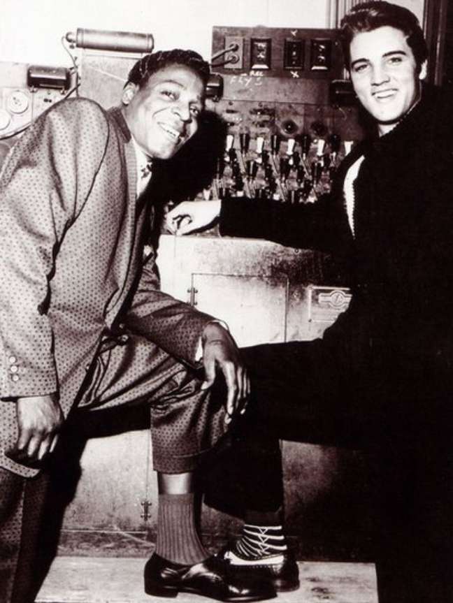 Cantor e compositor Brook Benton e Presley, nos bastidores do Goodwill Revue, da rádio WDIA, em 1957
