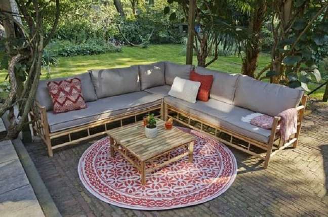 30. Modelo de sofá de bambu com formato em L. Fonte: Garten Lounge