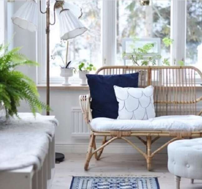 23. Em ambientes pequenos procure utilizar o sofá de bambu para sala de 2 lugares. Fonte: Doce Obra