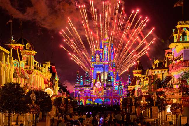 Criado para os 50 anos do Walt Disney World, o espetáculo noturno Enchantment continuará encerrando o dia no Magic Kingdom mesmo após o fim das celebrações.