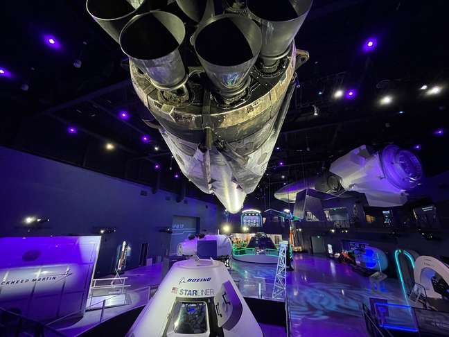 A nova área no centro de visitantes da NASA exibe equipamentos de verdade e também modelos em escala real.