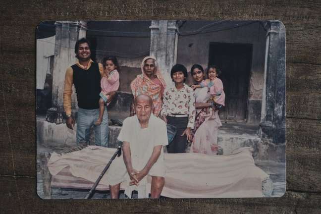 Gosain (à esquerda, com a filha no colo), Kameshwar Singh (sentado) e Ramsakhi Devi (atrás de Singh)