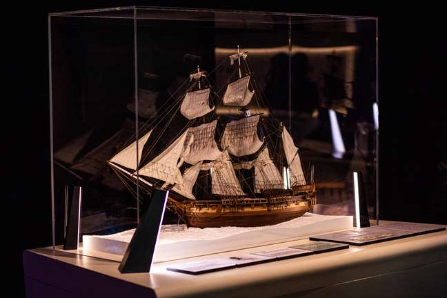 A maquete do navio HMS Beagle é um dos destaques da exposição, pois sua estação também mostra como era a vida de Darwin durante suas viagens.
