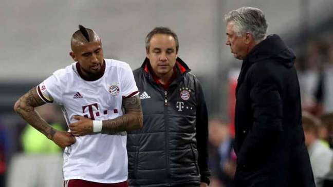 Carlo Ancelotti conversa com Vidal nos tempos de Bayern de Munique (Foto: Reprodução / Twitter)