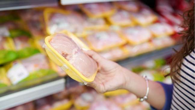 Mesmo sendo um substituto mais barato da carne vermelha, o frango vem sofrendo com as crescentes altas de preço