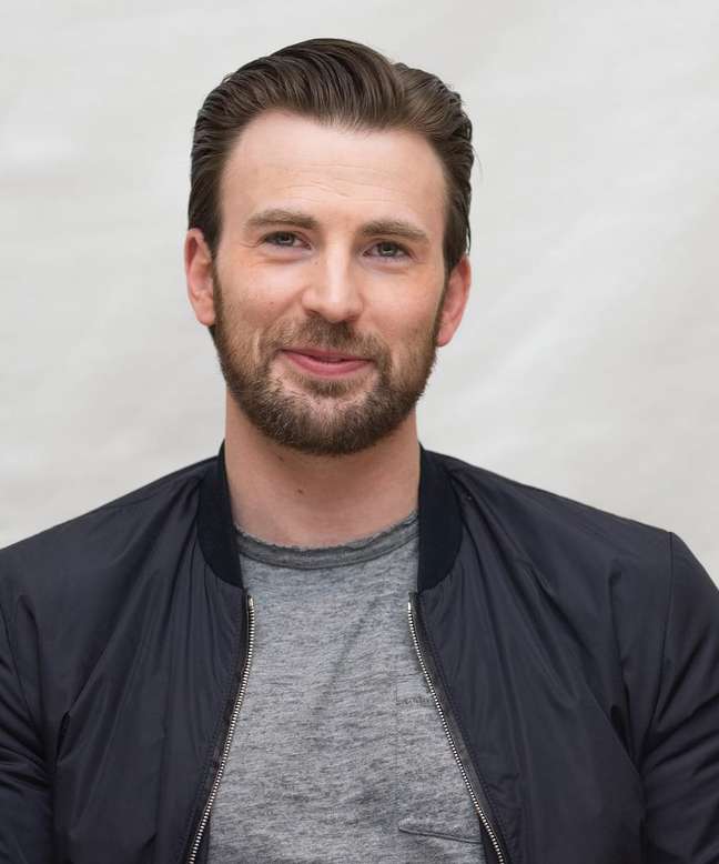 Chris Evans joins Emily Blunt in the super Netflix production Chris Evans joins Emily Blunt in the super Netflix production