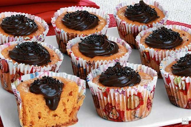 Carrot Cupcake with Easy Brigadeiro | Photo: Cooking Guide Carrot Cupcake with Easy Brigadeiro | Photo: Cooking Guide