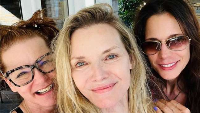 Michelle Pfeiffer shares photo with sisters on July 4th: “Lucky me”