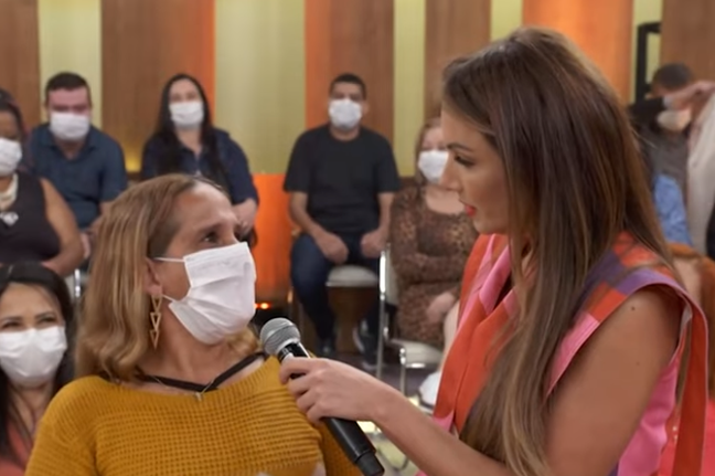 Patricia Poeta commits a gaffe at “Meeting” and thrills the guests