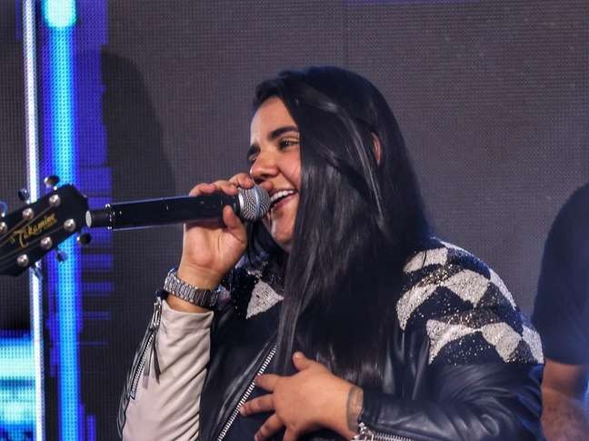 Yasmin Santos, singer and songwriter Yasmin Santos, singer and songwriter