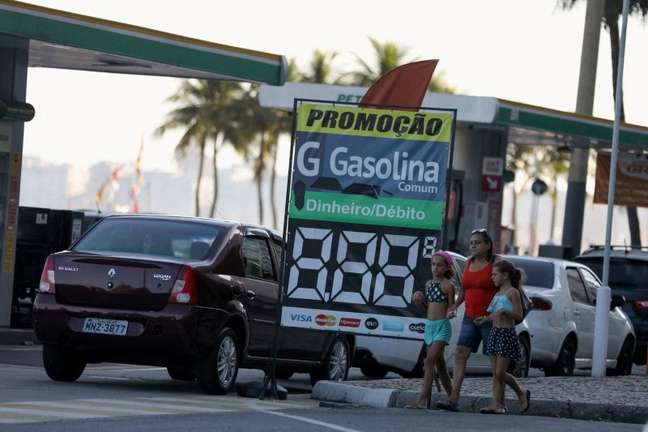 Carros fazem fila em posto de gasolina no Rio de Janeiro 11/03/2022 REUTERS/Pilar Olivares