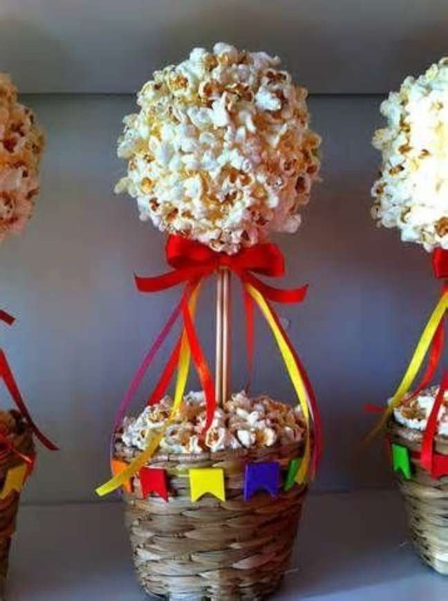 Popcorn can be used to create custom ornaments Popcorn can be used to create custom ornaments