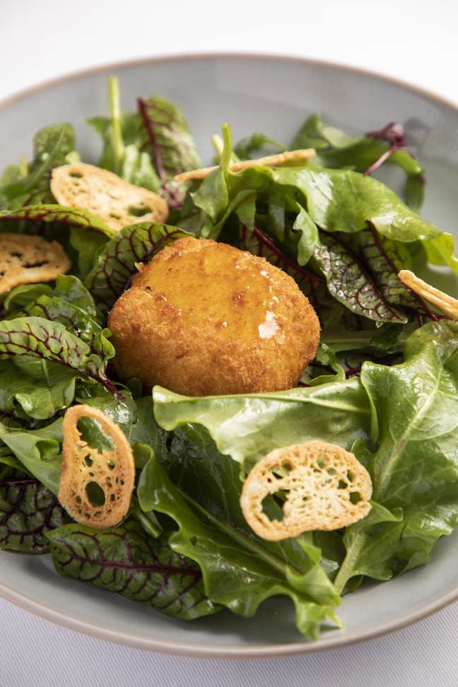Starter option: Taleggio cheese breaded with dark leaves and jataí honey