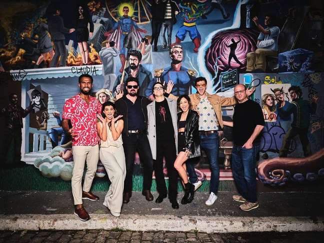 The cast of “The Boys” visit the series mural in Beco do Batman and watch Palmeiras match in SP
