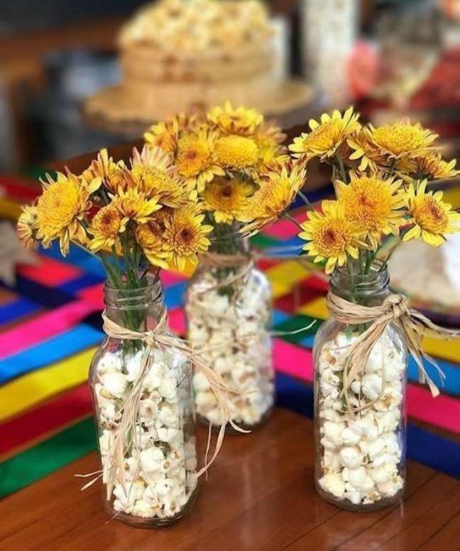 Flower arrangements also enter the mood with popcorn. Flower arrangements also enter the mood with popcorn.