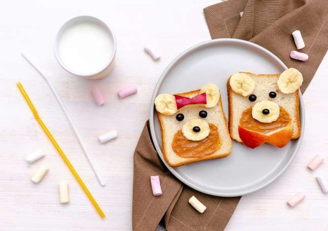 With just two slices of bread and a little peanut butter, you can make a teddy bear | photo: Shutterstock With just two slices of bread and a little peanut butter, you can make a teddy bear | photo: Shutterstock