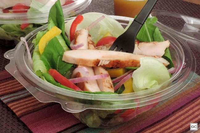 Salada pronta com frango – Foto: Guia da Cozinha
