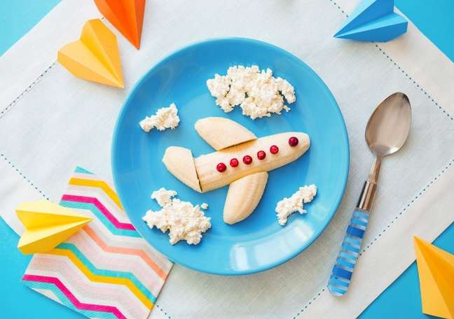 With small cuts, the banana can become a very playful airplane for children | photo: Shutterstock With small cuts, the banana can become a very playful airplane for children | photo: Shutterstock