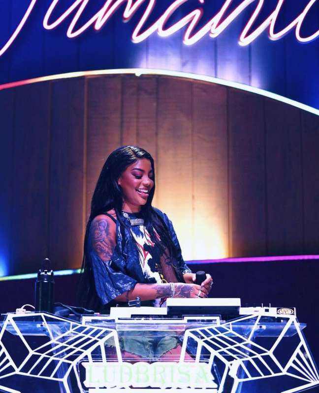 Ludmilla performs in Salvador, in the ‘Numanice’ project, and shows the dimensions of the stage; Appearance Ludmilla performs in Salvador, in the ‘Numanice’ project, and shows the dimensions of the stage; Appearance