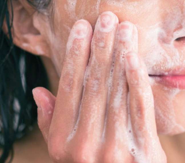 Facial cleansing is an essential step in daily skin care. Facial cleansing is an essential step in daily skin care.