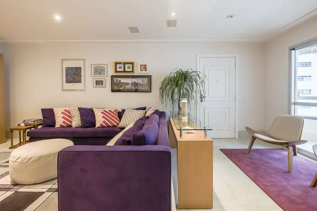 The neutral base was the starting point for this project by Studio Tan-gram, which colored the space with a purple sofa and rug. The neutral base was the starting point for this project by Studio Tan-gram, which colored the space with a purple sofa and rug.