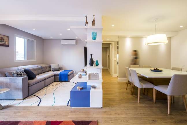 The porcelain stoneware used for the floor of this Studio Tan-gram project guarantees practicality and durability. Easy to clean and without risk of scratches, as in the case of natural wood. The floor acts as a neutral and timeless base for the arrangement of the furniture. In the integrated living room and dining room, the room's white and blue counterpointed the neutral base. The porcelain stoneware used for the floor of this Studio Tan-gram project guarantees practicality and durability. Easy to clean and without risk of scratches, as in the case of natural wood. The floor acts as a neutral and timeless base for the arrangement of the furniture. In the integrated living room and dining room, the room's white and blue counterpointed the neutral base.