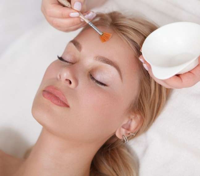 Peeling is one of the recommended procedures for treating acne scars. Peeling is one of the recommended procedures for treating acne scars.