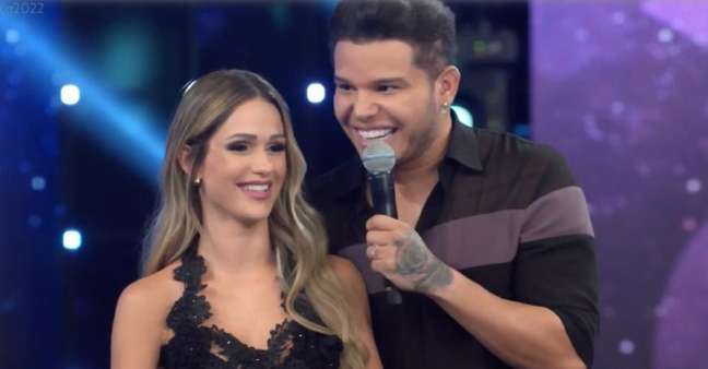 Tierry gives a car to the partner of “Dance of the Stars”.