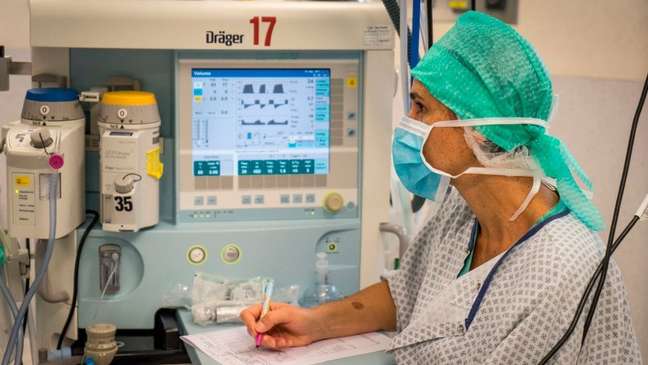Laparoscopy is a procedure in which the surgeon inserts a tube through the stomach area to check for pockets of endometrial tissue. Laparoscopy is a procedure in which the surgeon inserts a tube through the stomach area to check for pockets of endometrial tissue.