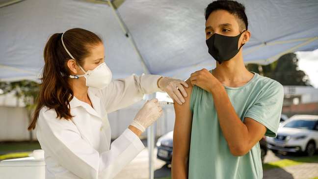 Quase metade da população brasileira ainda não tomou a terceira dose da vacina que protege contra as formas mais graves da covid