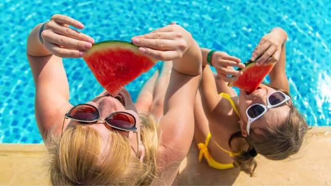 Além de hidratas, as frutas podem ser muito refrescantes em viagens praianas
