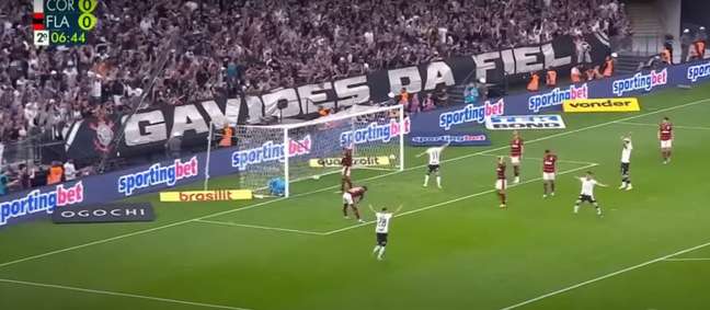 Eric Faria sai em defesa de Rodinei, do Flamengo, após gol contra na derrota para o Corinthians
