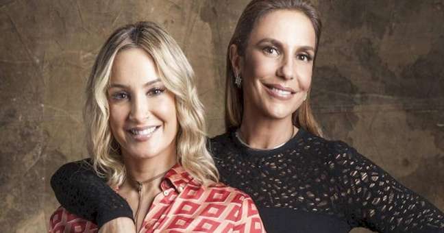 Claudia Leitte receives a tribute from Ivete Sangalo