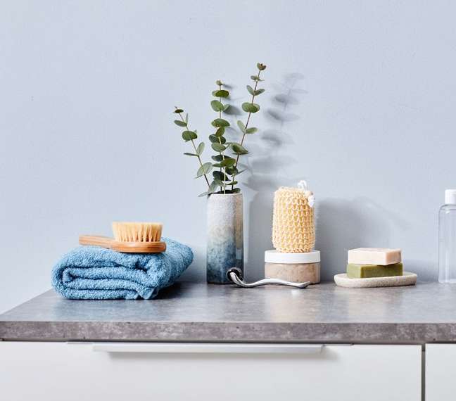 A plant pot also looks good in a small bathroom, right? A plant pot also looks good in a small bathroom, right?