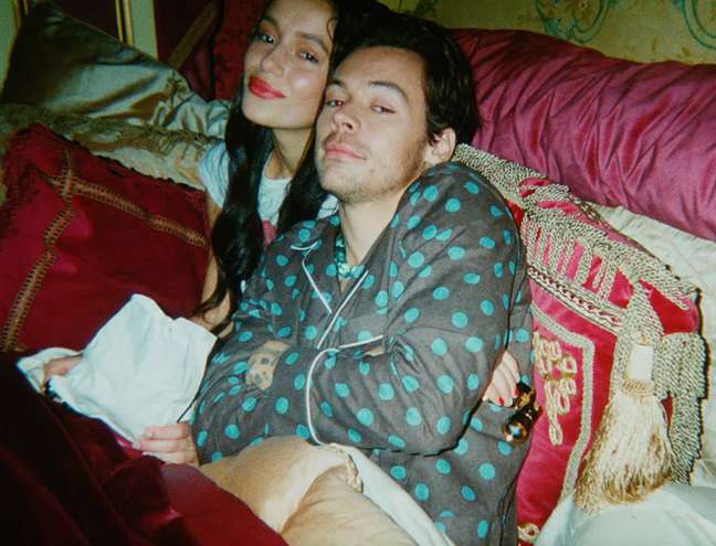 Harry Styles spends the day in bed in the new clip Harry Styles spends the day in bed in the new clip