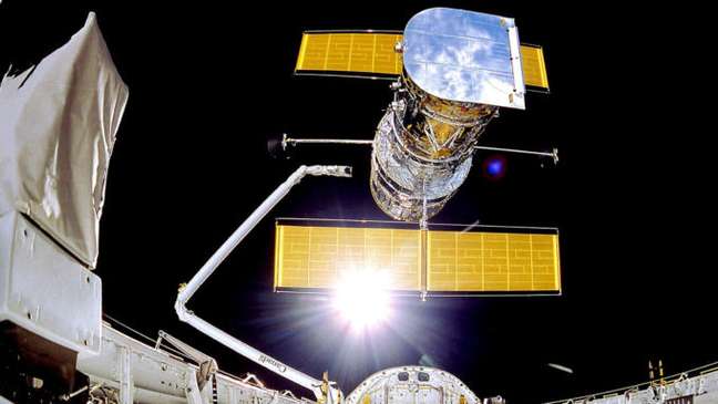 Hubble é lançado do ônibus espacial USS Discovery, em 25 de abril de 1990 
