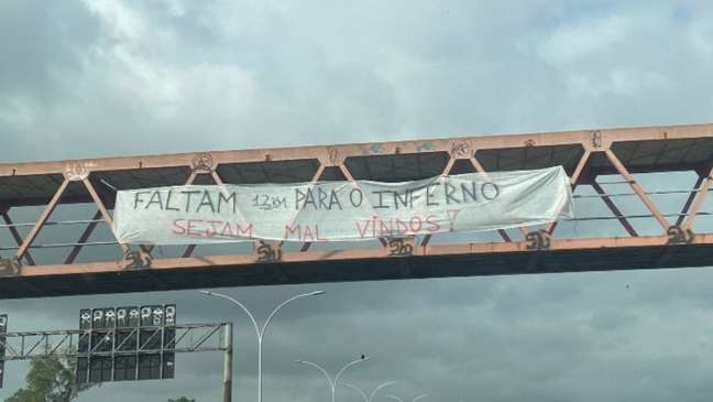 Foguetório e faixa provocativa: torcida do Flamengo se movimenta para decisão contra o Atlético-MG