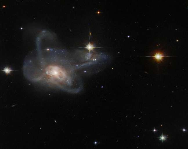 Imagem da galáxia CGCG 396-2, localizada a 520 milhões de anos-luz da Terra, capturada pelo telescópio espacial Hubble 