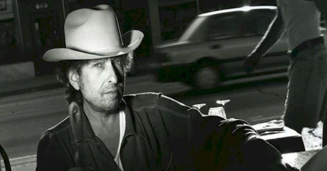 Bob Dylan bans the item at his UK shows.  know what it is