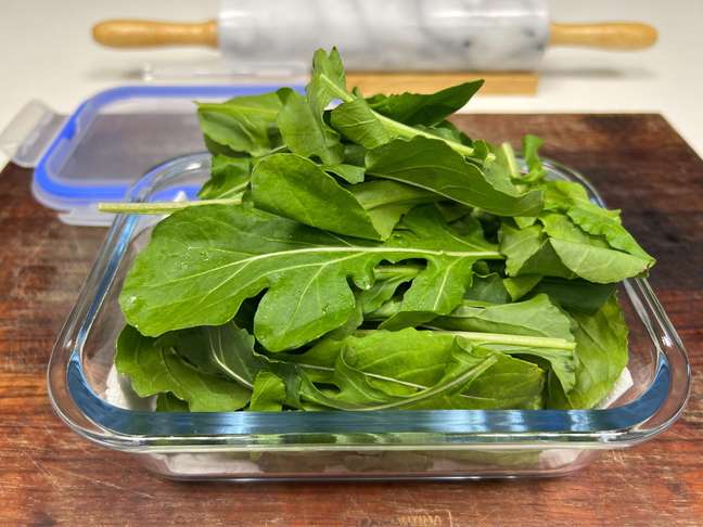 How to keep the leaves in the refrigerator longer